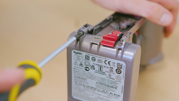 Unscrew the two screws from the bottom of the battery.