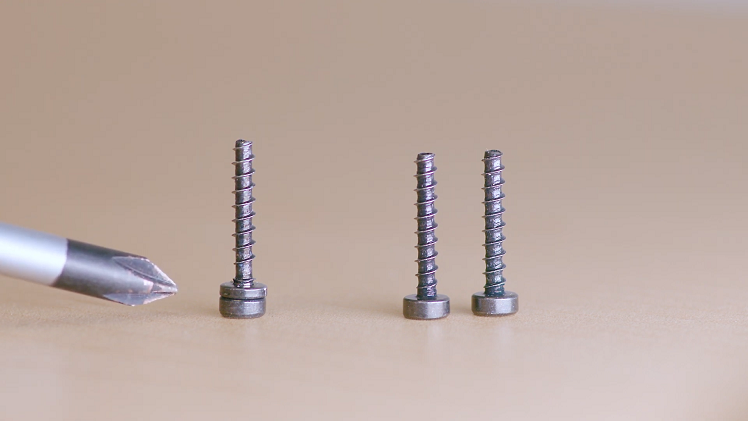 Secure the battery on the motor handle by attaching the single screw that has a washer.