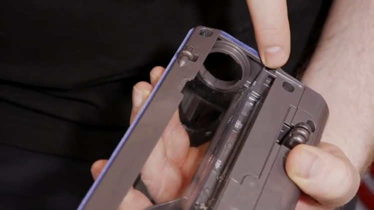 To refit the guard, make sure that the groove at the end fits into the hole in the housing